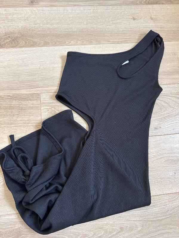 Svartur one shoulder kjóll