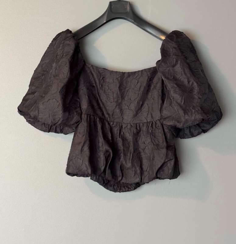 Svartur toppur úr Gina Tricot (Bundinn í bakið)