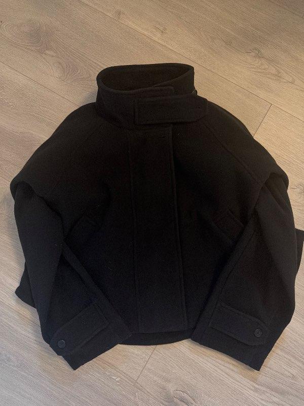Svartur trenchcoat