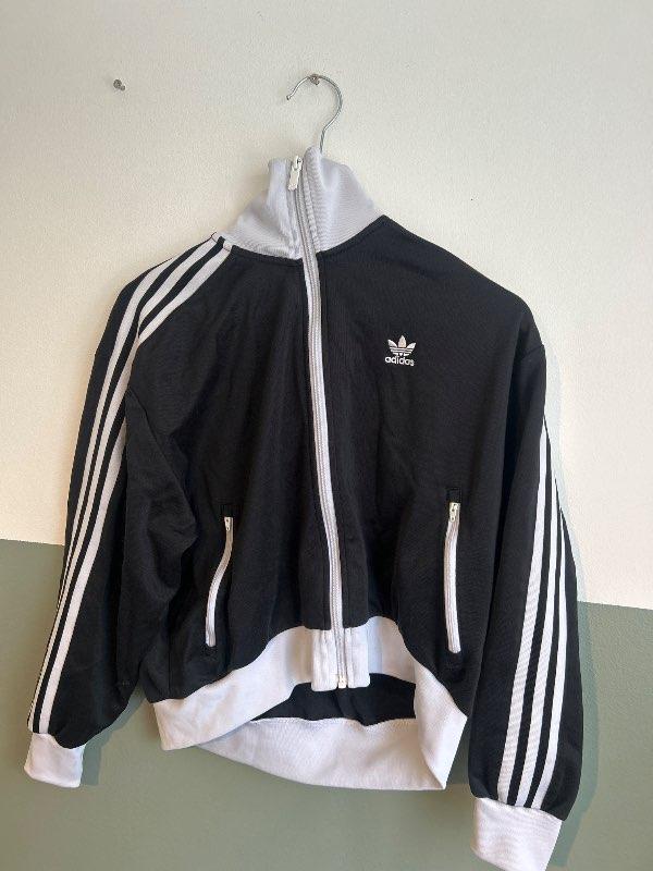 Svört Adidas peysa