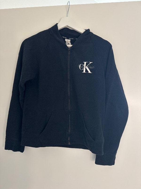 Svört Calvin Klein peysa með rennilás
