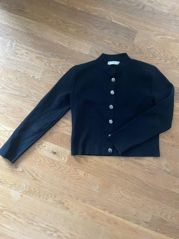 Svört hneppt peysa