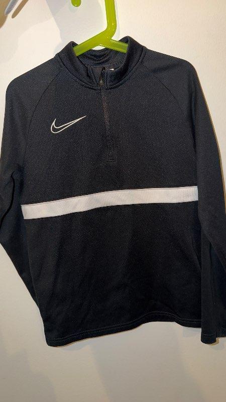 Svört nike hálfrennd peysa