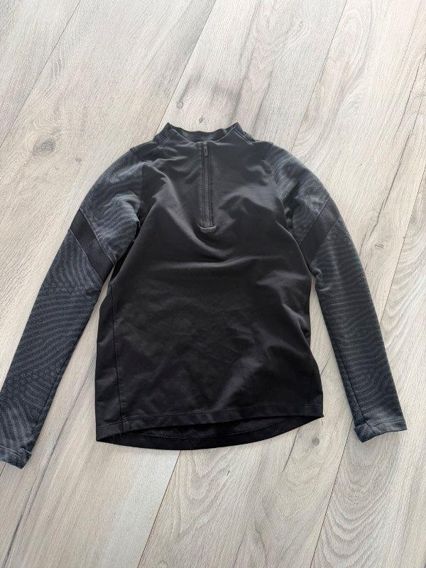 Svört nike peysa