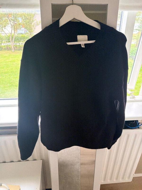Svört peysa