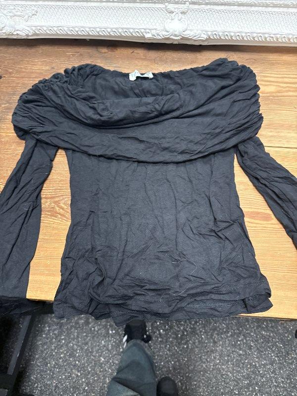 Svört shoulder peysa eight Paris