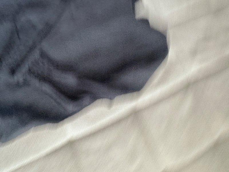 Svört skyrta með rykktum ermum