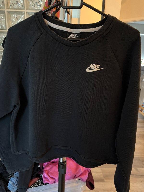 Svört stutt nike peysa