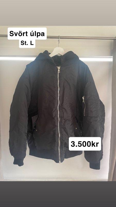 Svört úlpa