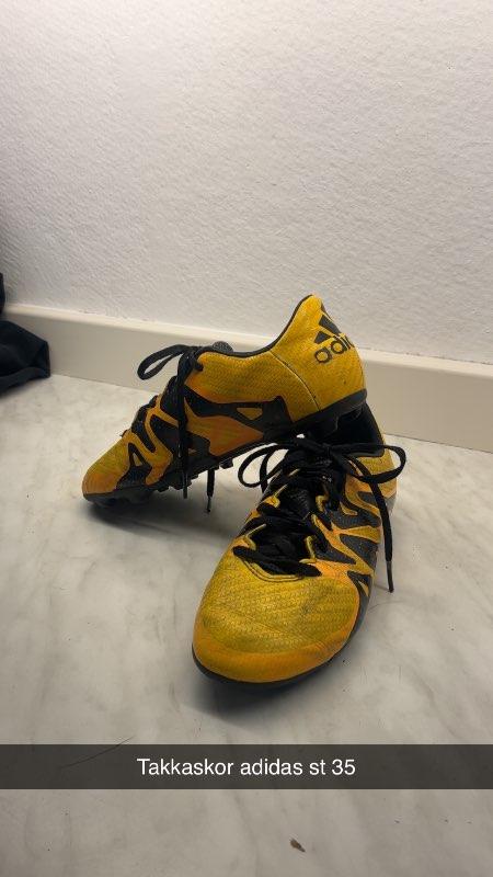Takkaskor adidas appelsinugulir