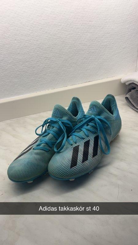 Takkaskór adidas bláir