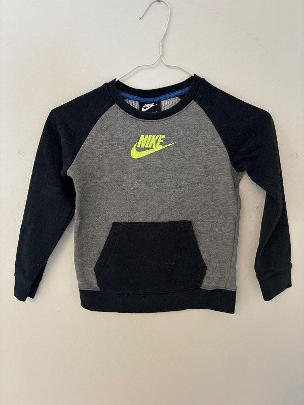 Þ-Nike grá peysa