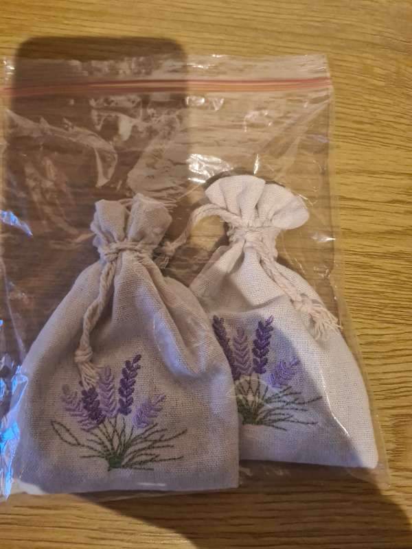 Tveir pokar með þurrkuðum lavenderblómum