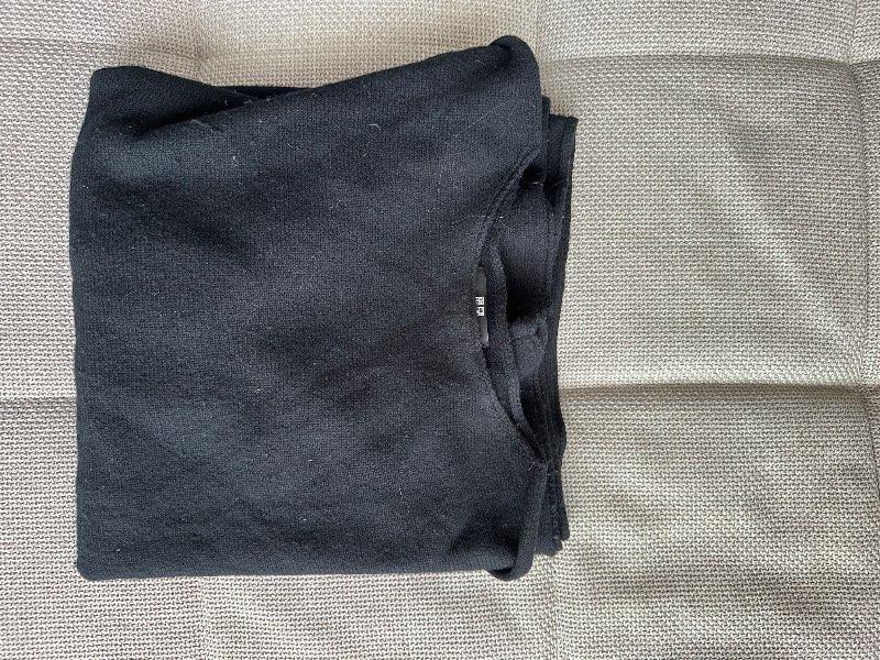 Uniqlo peysa svört