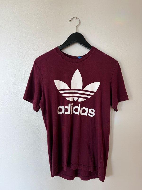 Vínrauður adidas bolur