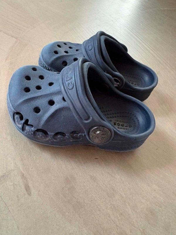 crocs skór dökkbláir smábarna