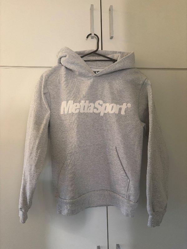 grá metta sport hettupeysa