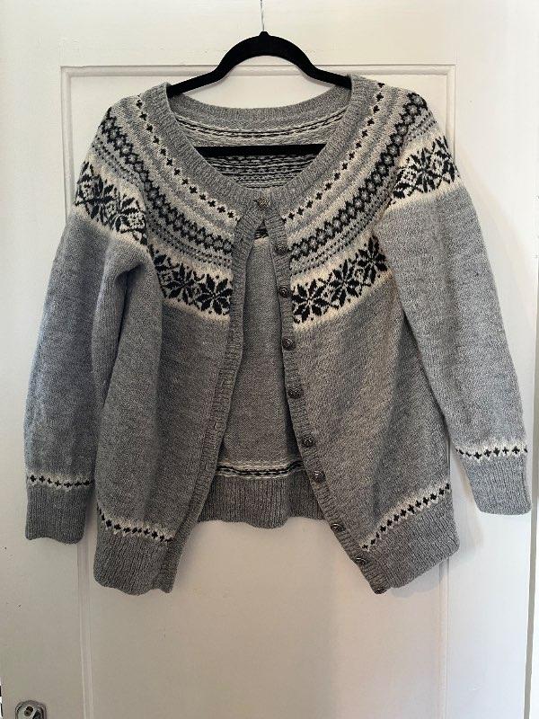 grá prjónuð golfteyja / grey hand knitted cardigan