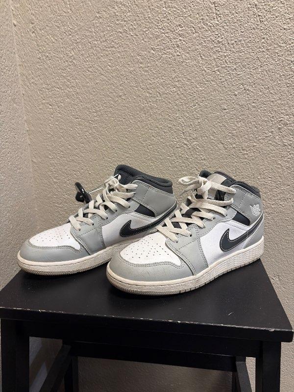 Gráir/hvítir Nike Air Jordan skór