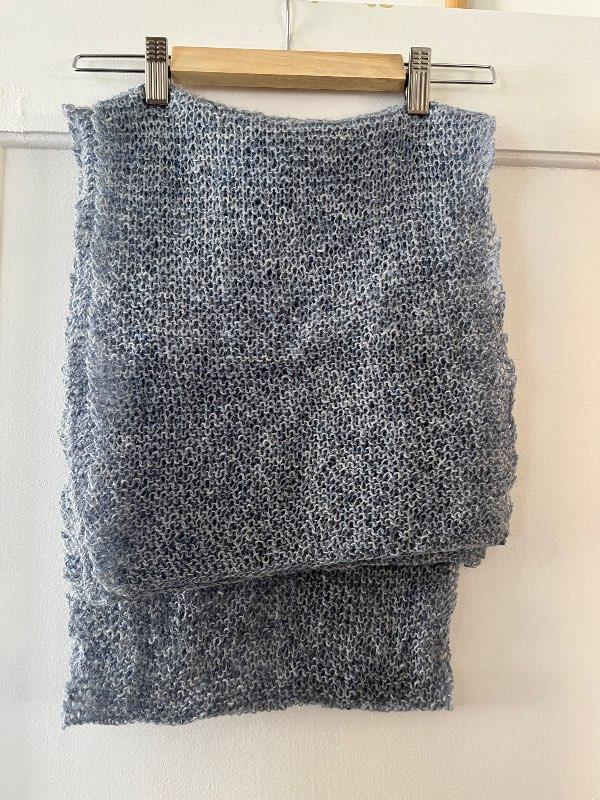 ljósblá prjónuð trefill / light blue knitted scarf