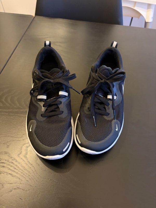 svartir nike skór
